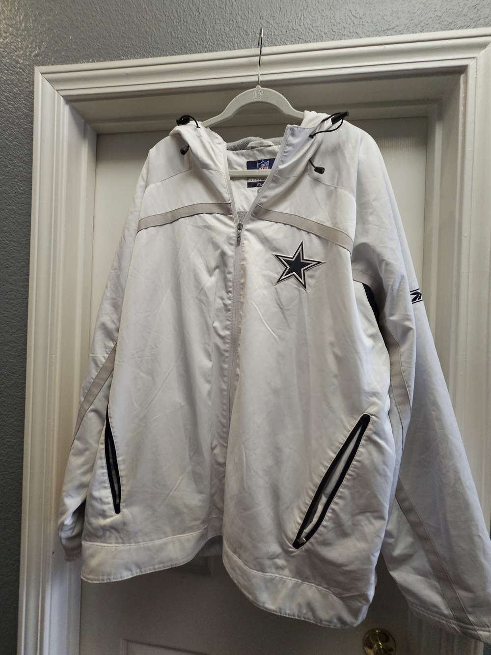 Dallas Cowboys NFL White Hooded Team Jacket.  Mens 2XL.